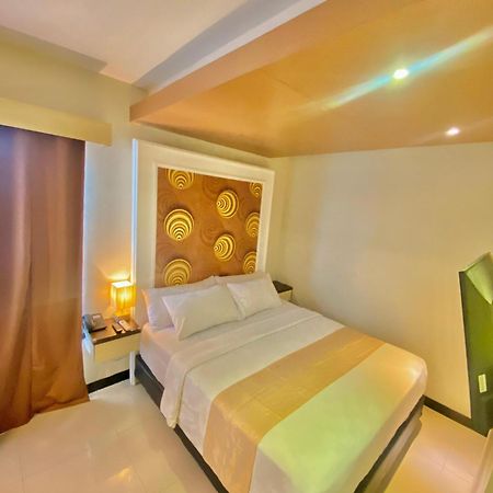 JLE'S Hotel Manado Exterior foto