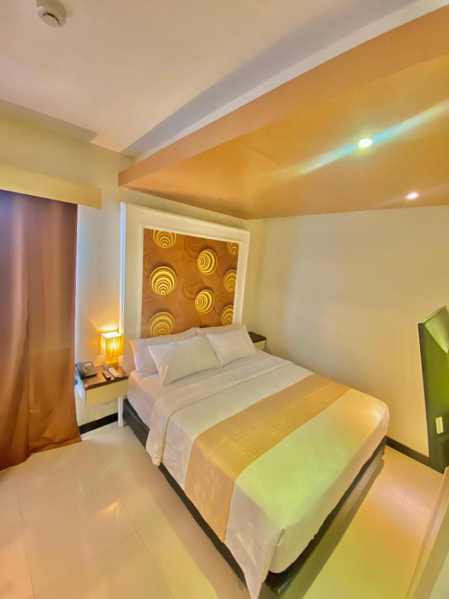 JLE'S Hotel Manado Exterior foto